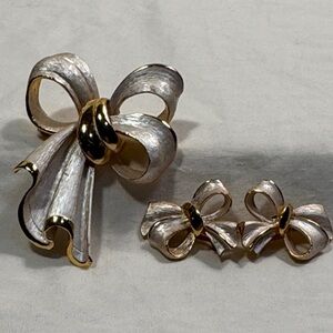 Chic Vintage Champagne and Gold Bow Brooch Set(clip on earrings)